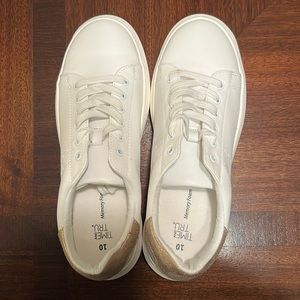 Brand new Time and Tru white fashion sneaker